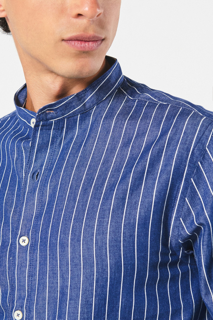 Camisa cuello nerú azul oscura con rayas blancas