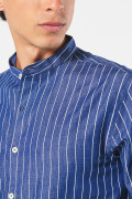 Camisa cuello nerú azul oscura con rayas blancas