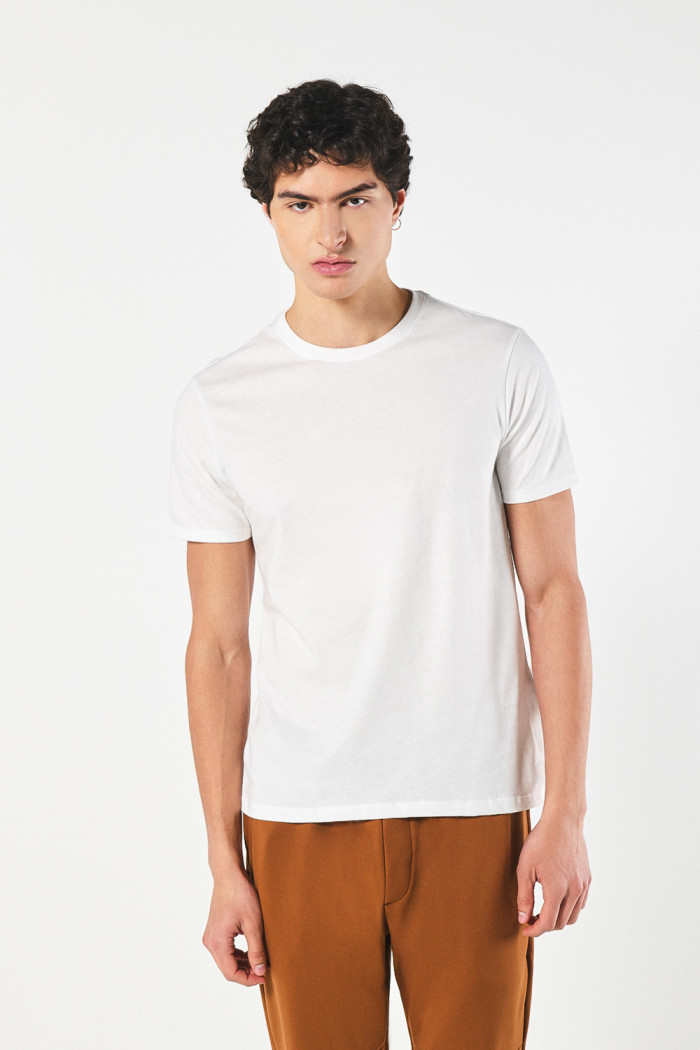 Camiseta unicolor ajustada con cuello redondo en algodón