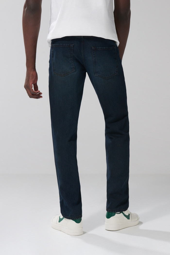 Jean 90´S bota recta azul intenso con tiro bajo y bolsillos
