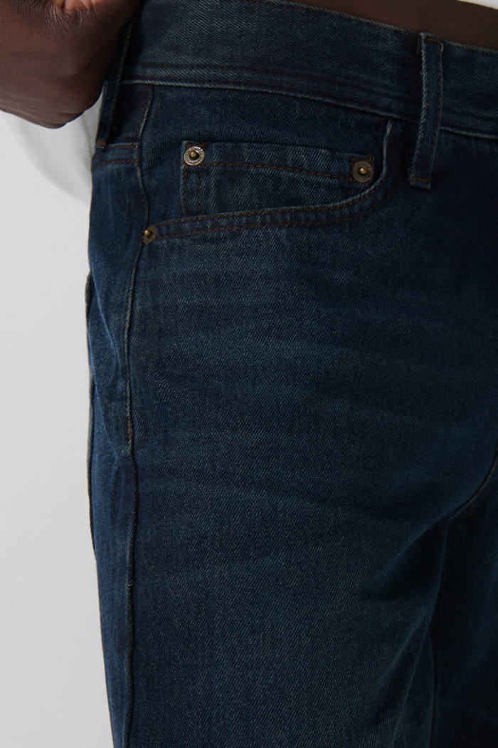 Jean 90´S bota recta azul intenso con tiro bajo y bolsillos