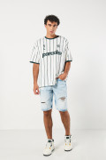 Bermuda tiro bajo en jean azul slim con rotos delanteros