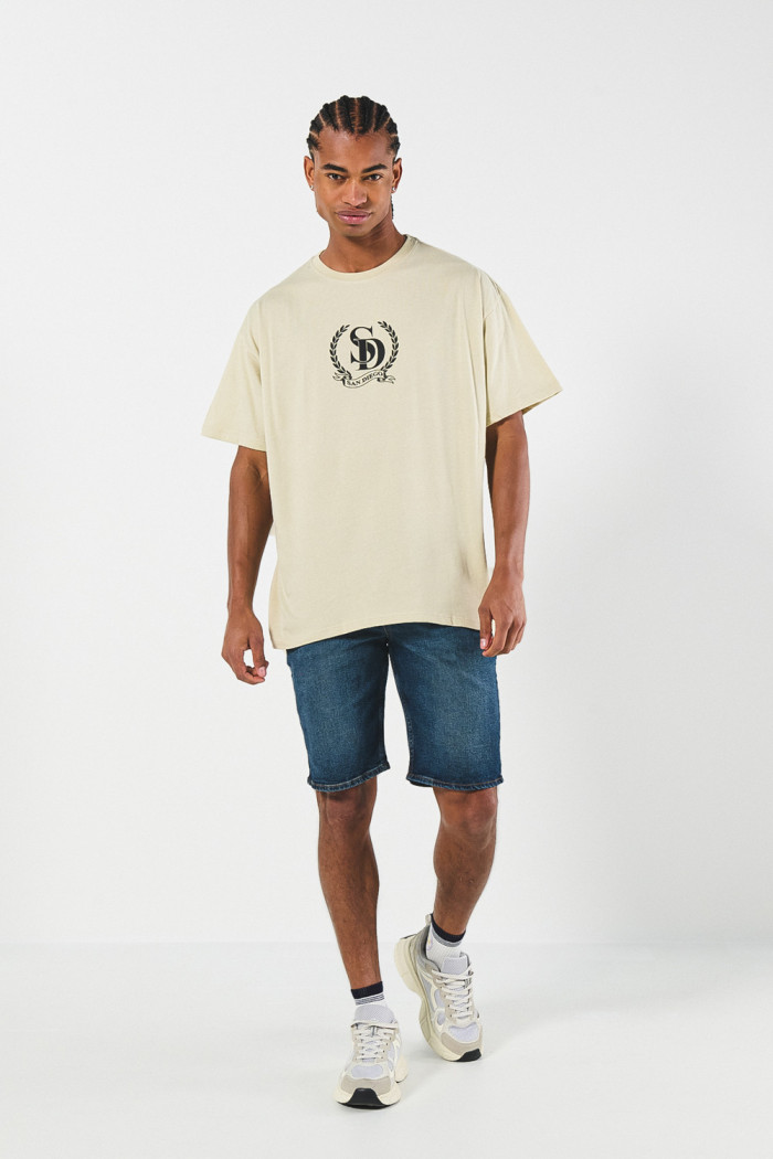 Camiseta kaki oversize con cuello redondo y diseño college