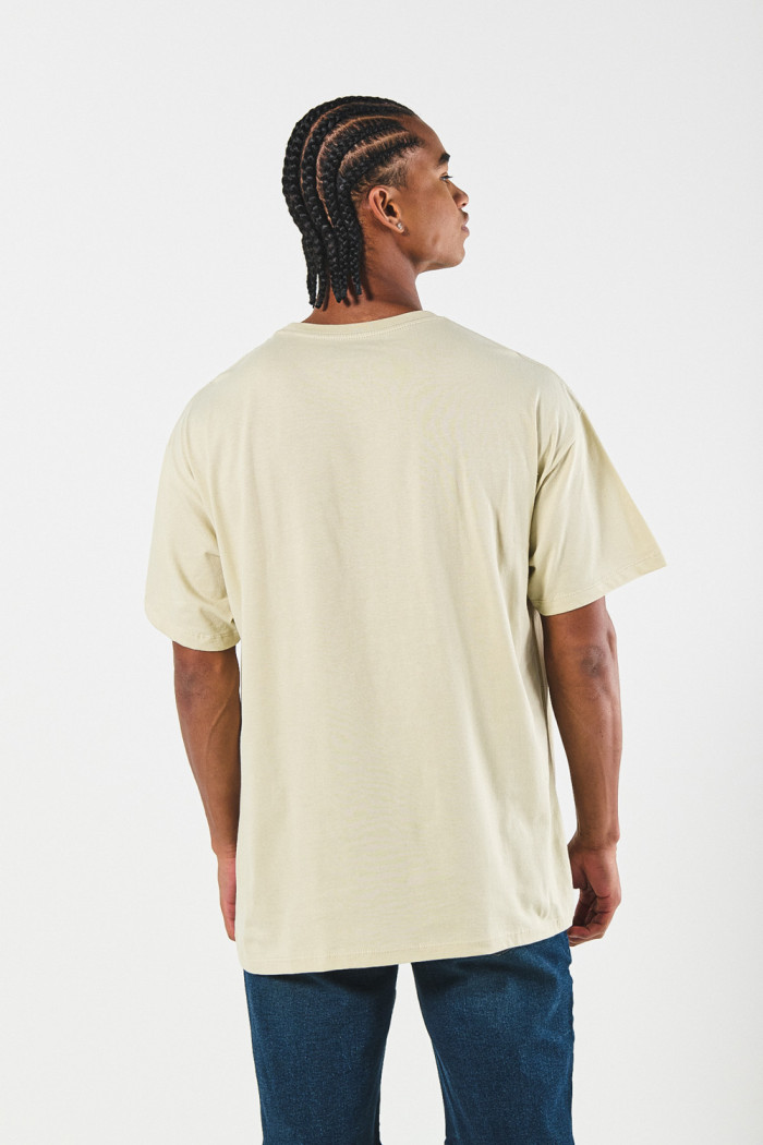 Camiseta kaki oversize con cuello redondo y diseño college