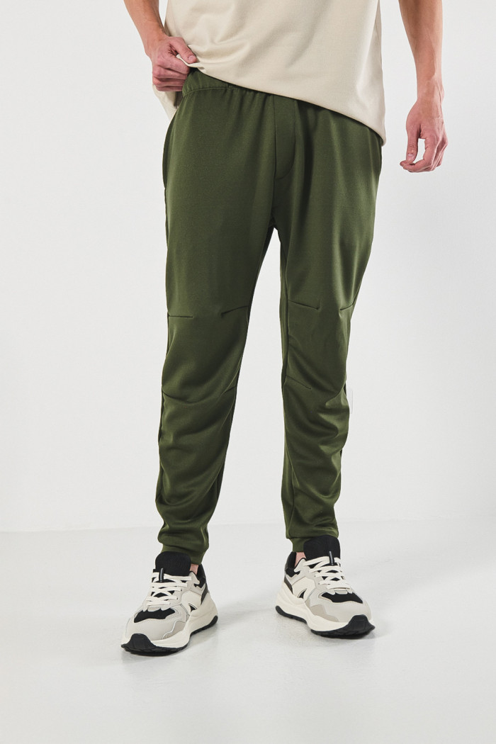 Pantalón jogger unicolor con pinzas en rodilla