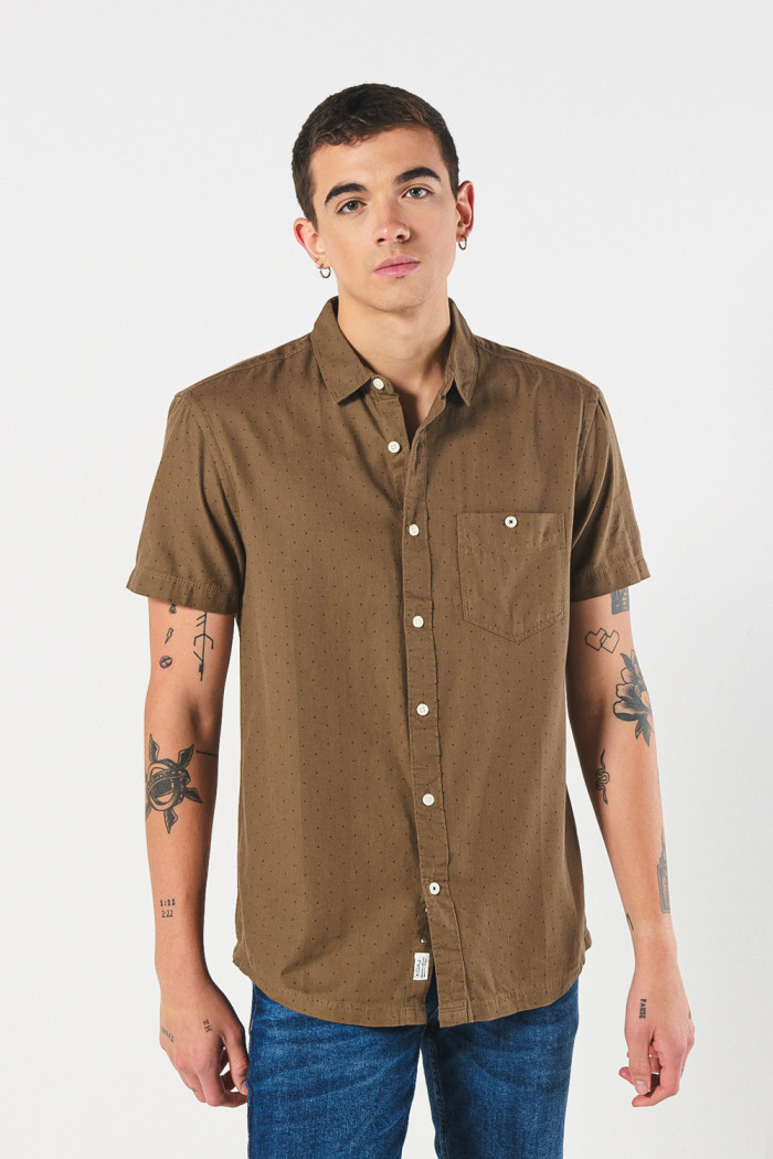 Camisa manga corta unicolor con estampados en mini print