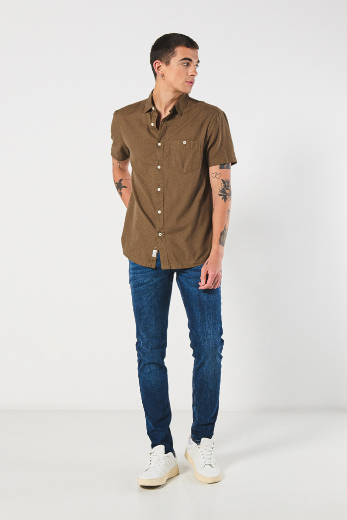 Camisa manga corta unicolor con estampados en mini print