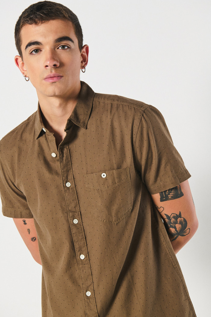 Camisa manga corta unicolor con estampados en mini print