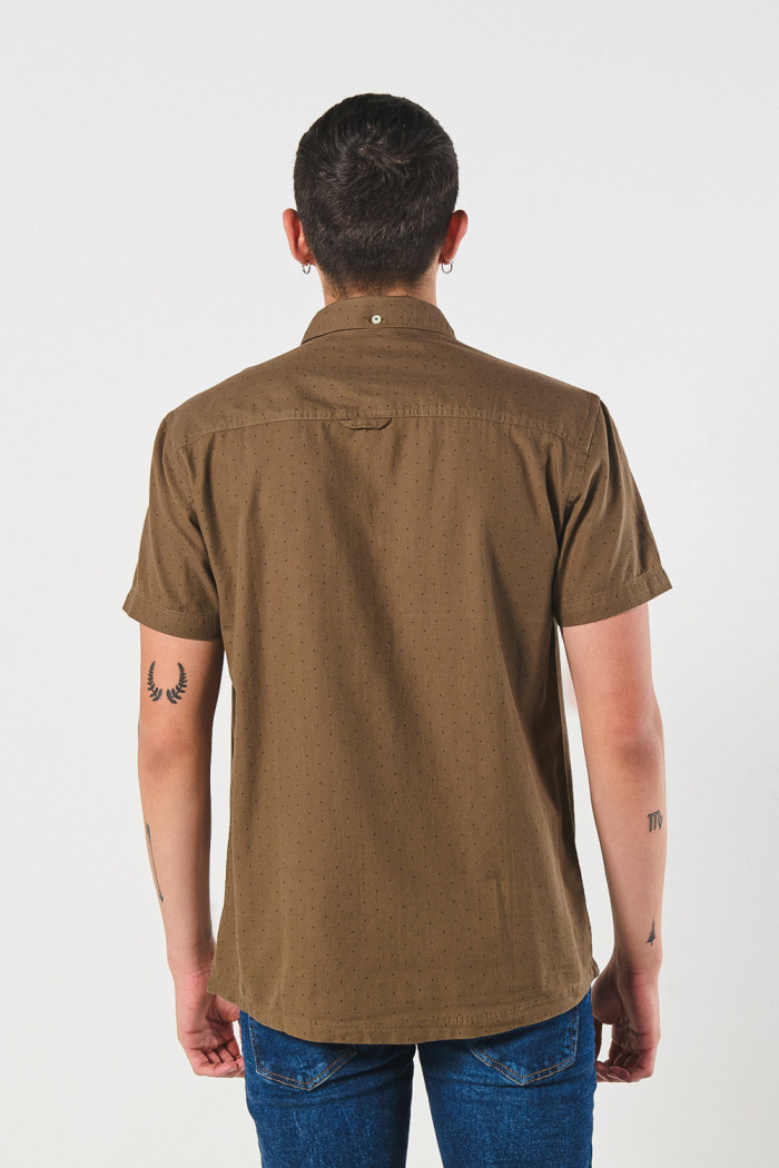 Camisa manga corta unicolor con estampados en mini print