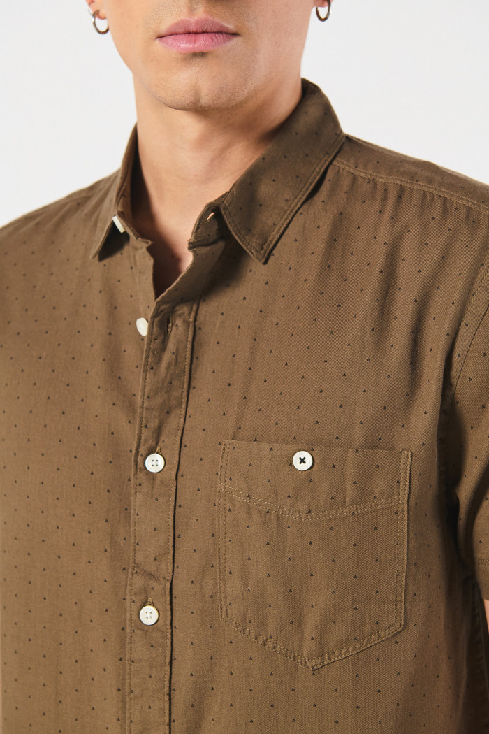 Camisa manga corta unicolor con estampados en mini print