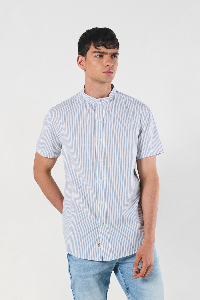 Camisa cuello nerú blanca con rayas y manga corta