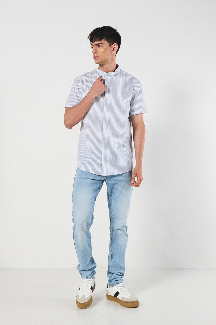 Camisa cuello nerú blanca con rayas y manga corta