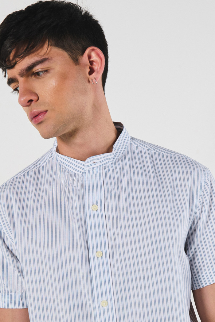 Camisa cuello nerú blanca con rayas y manga corta