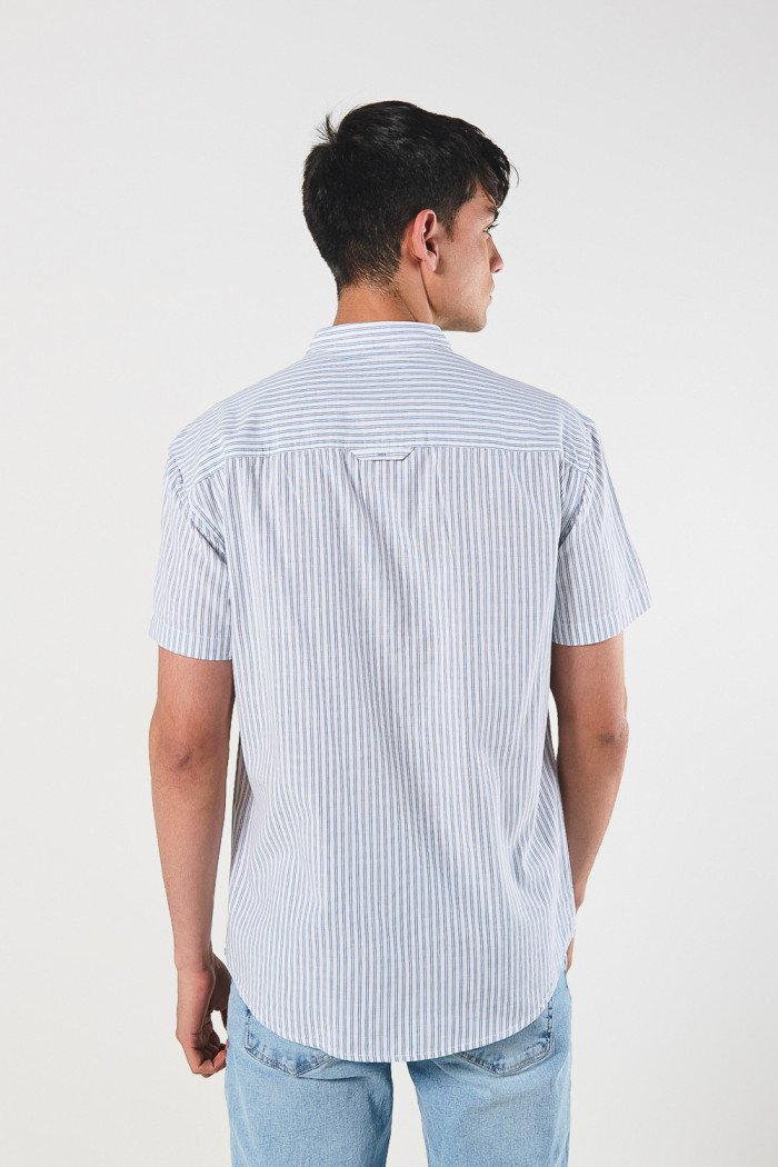 Camisa cuello nerú blanca con rayas y manga corta