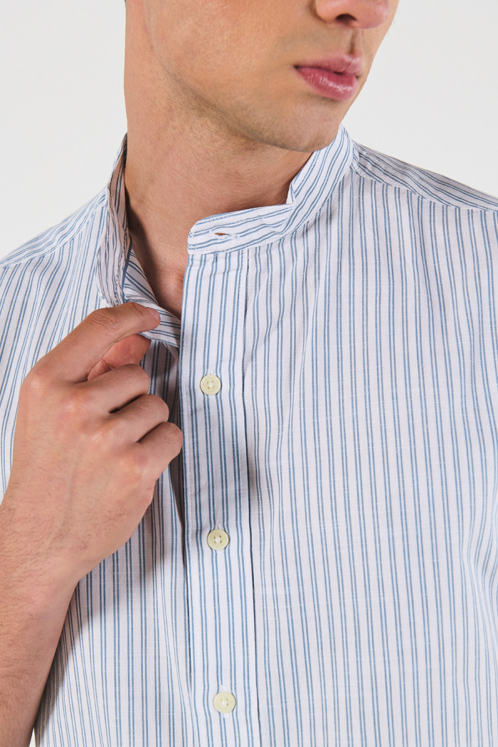 Camisa cuello nerú blanca con rayas y manga corta