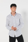 Camisa blanca a rayas manga larga con bolsillo