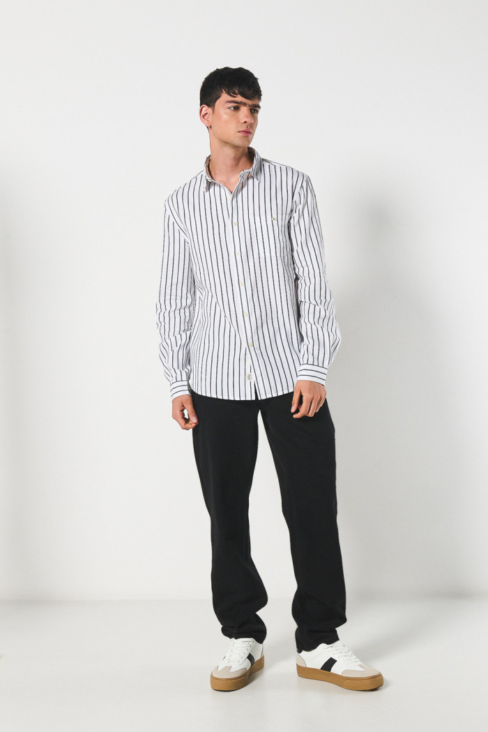 Camisa blanca a rayas manga larga con bolsillo