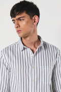 Camisa blanca a rayas manga larga con bolsillo