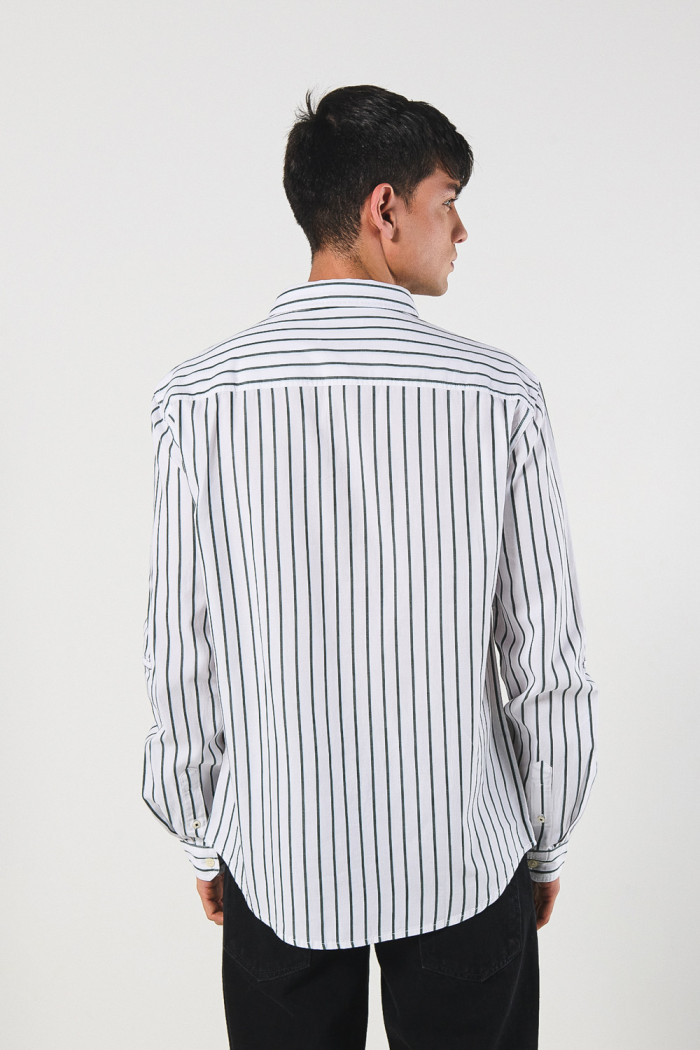 Camisa blanca a rayas manga larga con bolsillo