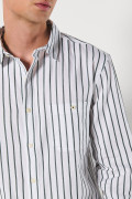 Camisa blanca a rayas manga larga con bolsillo