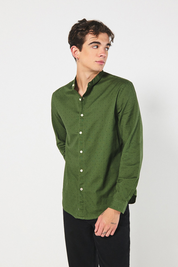 Camisa verde oscura con cuello nerú y estampados