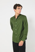 Camisa verde oscura con cuello nerú y estampados