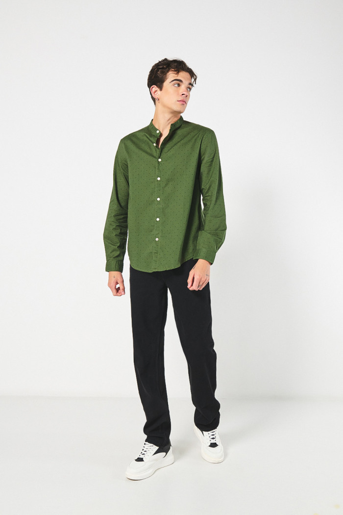 Camisa verde oscura con cuello nerú y estampados