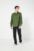 Camisa verde oscura con cuello nerú y estampados