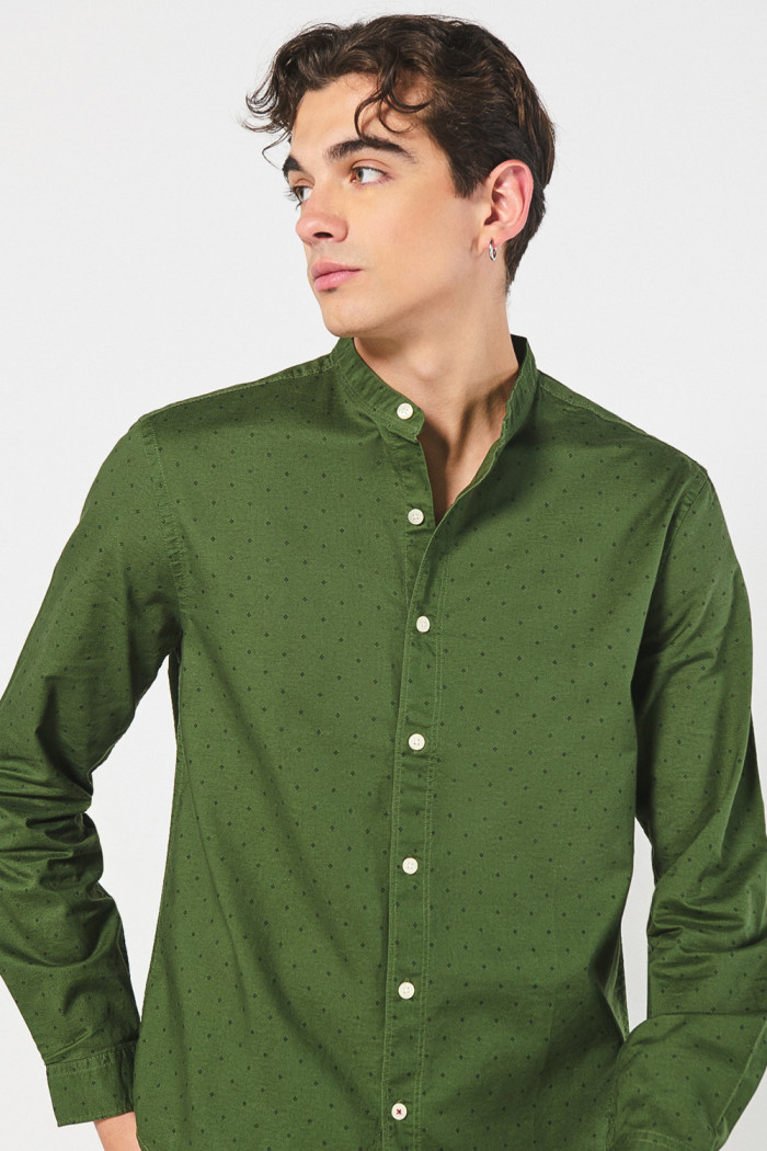 Camisa verde oscura con cuello nerú y estampados