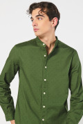Camisa verde oscura con cuello nerú y estampados