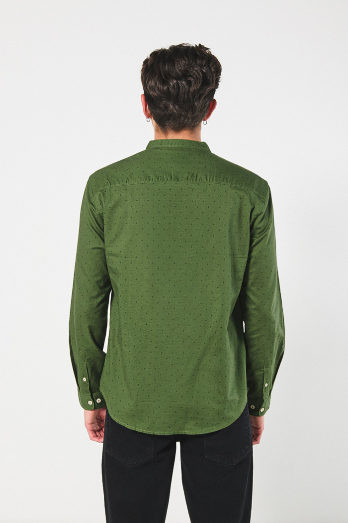 Camisa verde oscura con cuello nerú y estampados