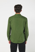 Camisa verde oscura con cuello nerú y estampados