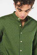 Camisa verde oscura con cuello nerú y estampados