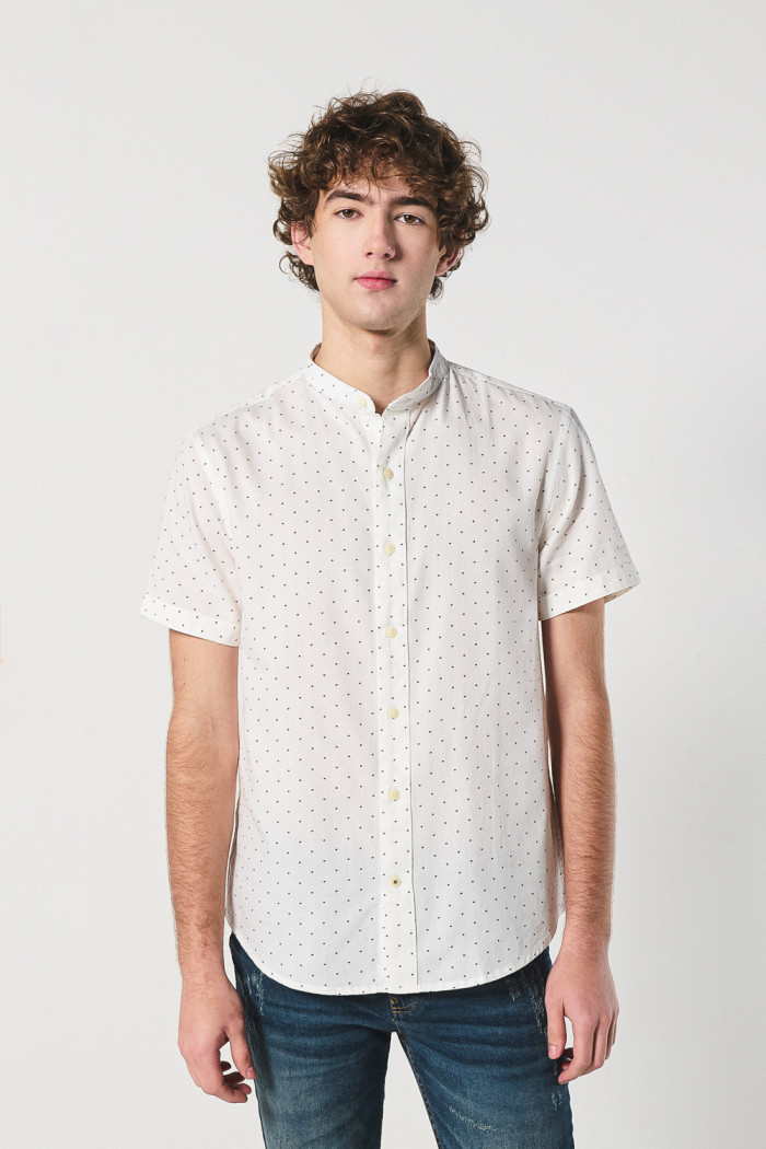 Camisa blanca con cuello nerú y diseños de mini print