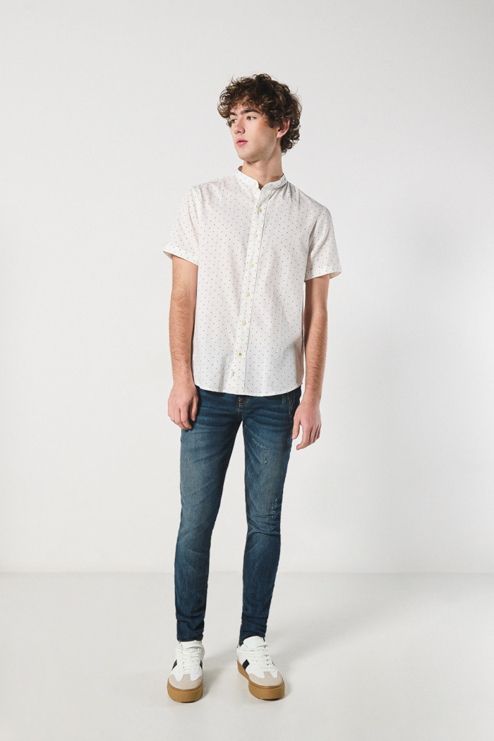 Camisa blanca con cuello nerú y diseños de mini print