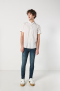 Camisa blanca con cuello nerú y diseños de mini print