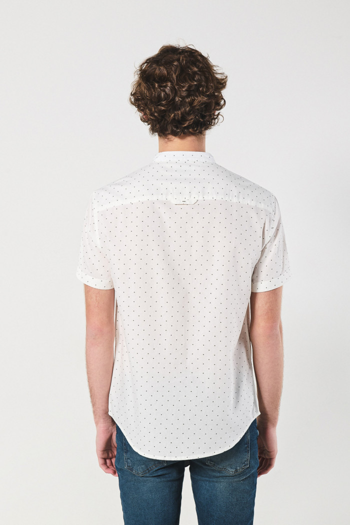 Camisa blanca con cuello nerú y diseños de mini print