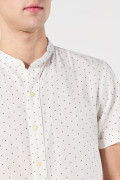 Camisa blanca con cuello nerú y diseños de mini print