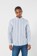 Camisa blanca con rayas azules y cuello button down