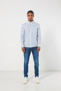 Camisa blanca con rayas azules y cuello button down