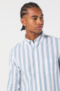 Camisa blanca con rayas azules y cuello button down