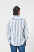 Camisa blanca con rayas azules y cuello button down
