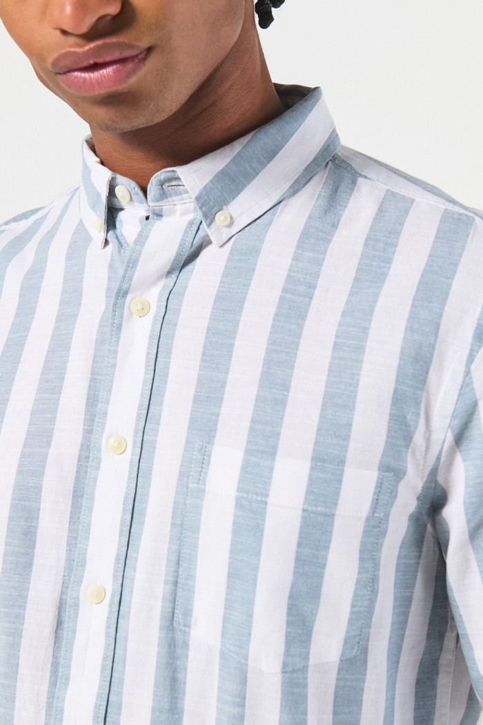 Camisa blanca con rayas azules y cuello button down