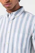 Camisa blanca con rayas azules y cuello button down