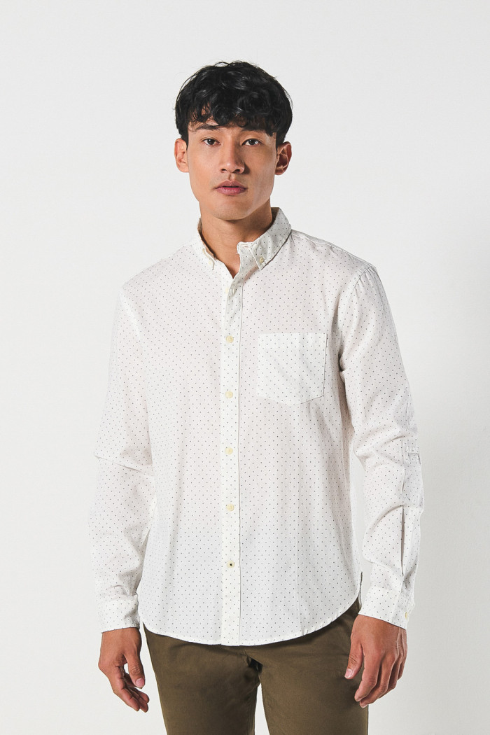 Camisa cuello button down blanca con diseños de puntos