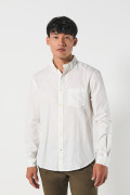 Camisa cuello button down blanca con diseños de puntos
