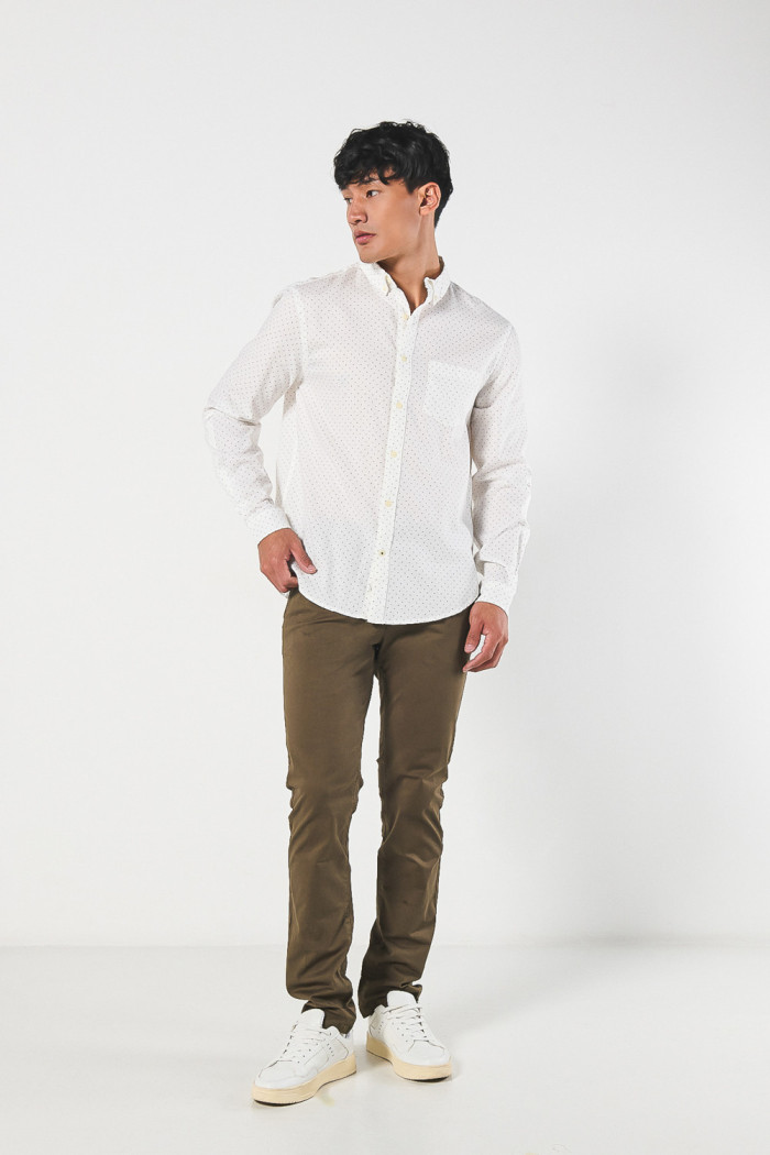 Camisa cuello button down blanca con diseños de puntos