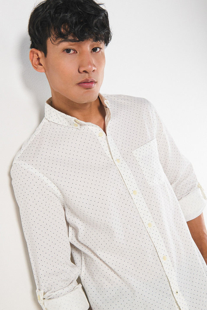 Camisa cuello button down blanca con diseños de puntos