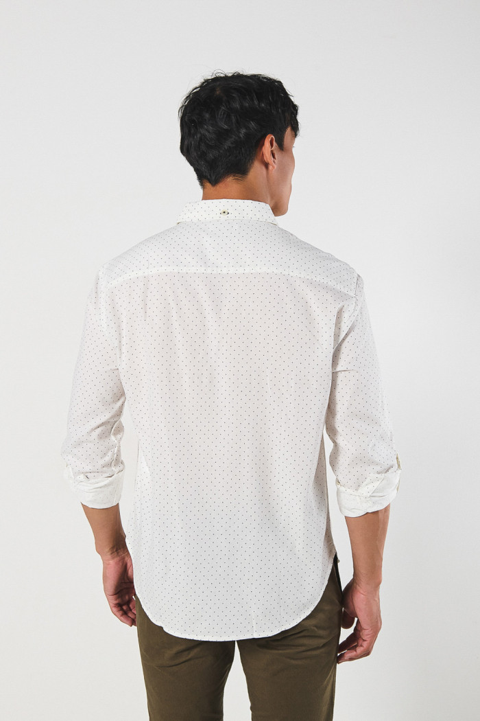 Camisa cuello button down blanca con diseños de puntos