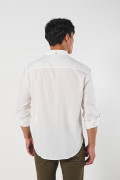 Camisa cuello button down blanca con diseños de puntos